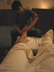 reflexology-foot-therapy-therapist-pressure-points